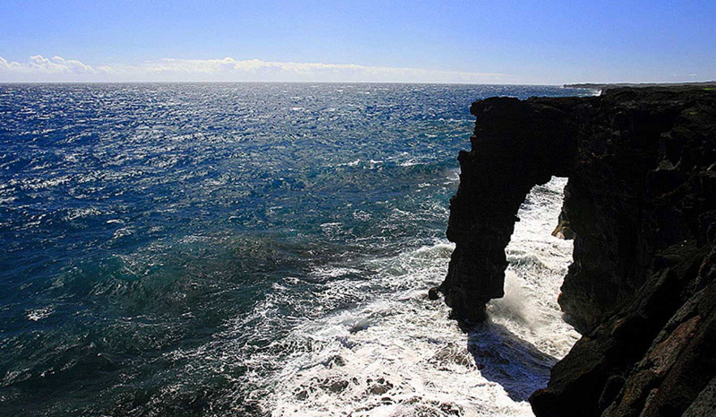 The ocean cliffs on the Big Island 