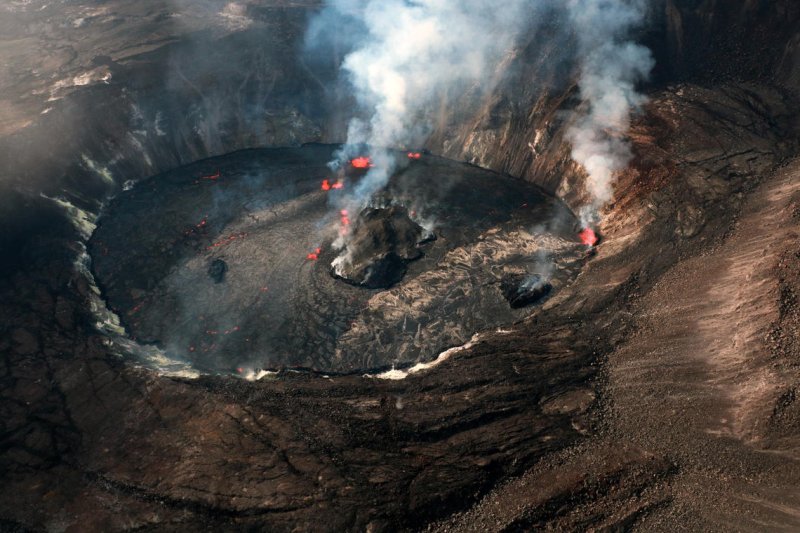 Eruption in Halemaumau Crater (Credit: USGS)